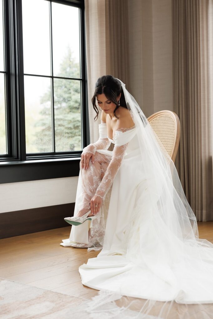 bride getting ready in the whistle baer woodland room 